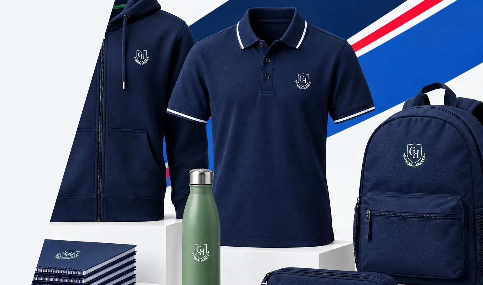 Polerón, polera, mochila, botella, cuadernos y estuche con la insignia de un colegio, en azul marino, sobre podios blancos con las franjas de la marca