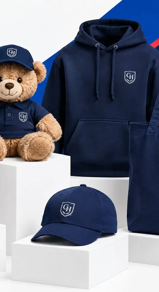 Peluche, jockey y polerón con la insignia del colegio